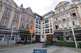 Dit appartement is op te knappen, maar beschikt over enkele heel belangrijke troeven:<br />⭐ De ligging is top: op het statig, maar levendig <u>Martelarenplein</u> (station !) en met een knap zicht erop.<br />⭐ Het meet <u>102m² bruto</u> (volgens het EPC), beschikt over een kelder, 2 ruime slaapkamers die beiden toegang geven tot een <u>riante veranda</u> en die geeft op zijn beurt uit op een <u>stadstuintje</u>. Een unieke oase van rust in stad!<br />⭐ Én er is een gelijkvloerse, <u>inpandige autostaanplaats</u> bij voorzien (een must in de stad)!<br /><br />Meer dan de helft van de daken van de gemeenschap (m.n. het hoofddak) zijn al geïsoleerd overeenkomstig de energiedoelstelling.<br />En volgens het EPC volstaat in het appartement de 4 ramen met enkel glas (en de raampanelen) te vernieuwen om een D-label te bereiken.<br /><br />Het appartement is momenteel verhuurd.<br /><br />Beslist een bezoek waard!
