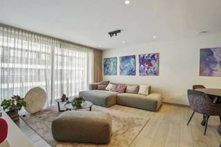 <p><span>Luxueus en klassevol afgewerkt 2-slaapkamerappartement met lateraal zicht naar zee en dit alles gesitueerd vlak aan de jachthaven van Blankenberge. </span></p><p><span>In de leefruimte kan u genieten van talrijke ingemaakte kasten en kwalitatieve materialen met een warme uitstraling. </span></p><p><span>De open keuken met keukeneiland is uitgerust met een stenen werkblad, inductiekookplaat, frigo, diepvries, spoelbak, grote frigo, microgolf en oven. </span></p><p><span>Zalig verpozen voor een aperitief kan u doen in het salon die u zicht biedt op zee of vanop het terras. </span></p><p><span>De onderhoudsvriendelijke vloer, stijlvolle glazen deur, sfeervolle verlichting en bijpassende raamdecoratie zijn slechts enkele van de vele troeven. </span></p><p><span>Er zijn 2 slaapkamers die zijn afgewerkt met tv-aansluiting en grote ingemaakte kasten waarvan 1 met een bedkast (1m40).</span></p><p><span>In de badkamer vinden we een ruime inloopdouche, dubbele lavabo met groot lavabomeubel met spiegelkasten. </span></p><p><span>Er is een volledig betegeld afzonderlijk toilet. </span></p><p><span>De afzonderlijke berging biedt u plaats voor wasmachine, droogkast en extra bergruimte. </span></p><p><span>Het appartement is afgewerkt met aluminium raamprofielen met hoogrendementsbeglazing en wordt verwarmd op gas met vloerverwarming. </span></p><p><span>Bovendien is het appartement voorzien van ene blanco elektrische keuring en een zeer gunstig epc. </span></p><p><span>Het gebouw beschikt over een gemeenschappelijke fietsenstalling, privatieve kelders en een huisvuillokaal. </span></p><p><span>De residentie C-dream is een recent gebouw (bouwjaar 2023) en geniet van de laatste nieuwe isolatienormen. </span></p><p><span>Wie houdt van luxe en comfort op een toplocatie is hier aan het juiste adres. </span></p><p><span> </span></p>