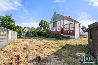 Deze prachtige en karaktervolle woning is gelegen op een top locatie te Gistel. Het ligt vlakbij scholen, winkels en het centrum. U doet hier alles...