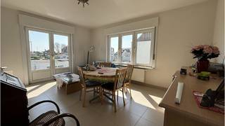 Dit comfortabel 2-slaapkamerappartement heeft een uitstekende ligging in Zeebrugge, vlakbij het strand. Een comfortabele, lichtrijke, energiezuinige en eigentijdse woongelegenheid !    **  + Energielabel B!  **  + Goede mobiscore 7,8 op 10!  **    **  Omvat een inkom, lichtrijke leefruimte, ingerichte keuken, 2 slaapkamers, badkamer met douche.   **  Kosten : + 35 euro / maand forfait minuterie  **  #leukwonen #zeebrugge #brugge  **    **  Beschikbaar  1 juli 2026