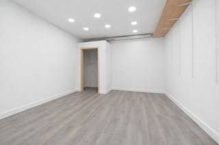 Dendermondsesteenweg 33, 9000 Gand<br /><br />Dans un excellent emplacement commercial, à seulement 200 mètres de la gare Dampoort (Gand), nous trouvons cette maison de commerce avec habitation. Idéal pour ceux qui souhaitent combiner vie privée et vie professionnelle ou qui recherchent un investissement rentable.<br /><br />Le rez-de-chaussée se compose d'un espace commercial d'environ 100 m² avec une vitrine de 5 mètres de large. À l'arrière se trouve un espace de stockage pratique.<br />Un escalier fixe vous permet d'accéder à la partie habitation. Au premier étage, la maison dispose d'un salon lumineux (21 m²), d'une cuisine (12 m²) et d'une salle de bains.<br />Le deuxième étage compte deux chambres spacieuses (16 m² et 13 m²). <br /><br />Atouts :<br /><br />- Emplacement idéal à 200 m de la gare de Dampoort<br />- Arrêt de bus devant la porte<br />- Emplacement commercial avec magasins et commodités à proximité immédiate<br />- Espace commercial ±100 m²<br />- Combinaison commerce & habitation<br /><br />Une opportunité unique pour les indépendants, les professions libérales ou les investisseurs à la recherche d'un immeuble commercial stratégiquement situé et offrant un confort de vie.<br /><br />Intéressé ? Contactez Ilhan au 0489 27 20 72 pour plus d'informations ou pour une visite sur place.