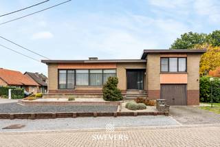 Voor meer info en foto’s, surf naar www.swevers.be – Op zoek naar een vrijstaande woning met drie slaapkamers, een ruim perceel en tal van mogelijkheden? Ontdek deze op te frissen split-levelwoning aan de Zandstraat 3 in Houthalen! Deze open bebouwing uit 1966 biedt 186 m² bewoonbare oppervlakte op een perceel van 570 m². Dankzij de praktische indeling en het renovatiepotentieel vormt deze woning een mooie basis om uw eigen thuis te creëren. De inkomhal geeft toegang tot de lichtrijke woonkamer van 28,80 m², met voldoende ruimte voor een zit- en eethoek. Aansluitend bevindt zich de keuken. Verder beschikt de woning over een badkamer met douche en een apart toilet. Op de eerste verdieping bevinden zich drie slaapkamers van 16 m², 12 m² en 10,50 m². Daarnaast zijn er een kelder en kruipkelder met een opgegeven oppervlakte van 72,61 m² en een praktische inpandige garage.<br />Buiten geniet u van een ruim perceel met mogelijkheden voor een gezellig terras, een groene tuin of een speelruimte voor kinderen. Ook de ligging is een troef! Winkels en ontspanning bevinden zich op circa 400 meter, openbaar vervoer op 300 meter en scholen op ongeveer 1 kilometer. De snelwegen liggen op circa 7 kilometer.<br />Deze woning biedt volop kansen om alles naar eigen smaak op te frissen. Ontdek het potentieel tijdens een persoonlijke bezichtiging! Voor meer informatie, bel 011 255 155. Bron bewoonbare oppervlakte: EPC – verslag. Dit pand is onderworpen aan de renovatieverplichting van de Vlaamse overheid voor residentiële gebouwen (behoudens bij sloop binnen 5 jaar na de aankoop). Consulteer voor meer informatie de website van het Vlaams Energie- en Klimaatagentschap via https://www.vlaanderen.be/een-huis-of-appartement-kopen/renovatieverplichting-voor-residentiele-gebouwen.
