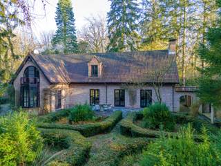 Gelegen in een doodlopende straat met achterliggend het Peerdsbos vinden we deze 3 slaapkamer villa. Privacy en rust is hier een understatement. <br /><br />Via een oprijlijn betreedt u het domein met als achterbuur het 149 ha groot Peerdsbos. Midden de oprijlijn bevindt zich de garage voorzien voor 3 wagens (berging en sanitair tevens voorzien). <br /><br />De woning zelf is voorzien van een centrale inkomhal, een wasruimte met doucheruimte, een apart toilet, een keuken met erker en zicht op de tuin, een royale living (92m²) met houthaard. <br /><br />Op het verdiep bevinden zich drie slaapkamers, een apart toilet en een badkamer voorzien van Lavabo en douche. <br /><br />Indien u een bezoek of verdere informatie wenst: dave@accentvastgoed.be en/of 03/288.34.70.