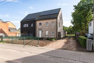 Deze in 2007 gebouwde woning is gelegen op een toplocatie in een rustige straat waar enkel bestemmingsverkeer passeert. Niettegenstaande het hier...