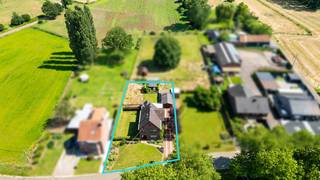 <p>In de geliefde Pastorijstraat, één van de mooiste locaties van Meldert, vinden we deze woning uit 1956 op een perceel van <strong>7a 84ca</strong>. Een eigendom met karakter, ruimte en vooral veel potentieel voor wie zijn woning volledig naar eigen smaak wil uitwerken.</p>
<p>Met een bewoonbare oppervlakte van <strong>152 m²</strong> beschikt de woning vandaag over <strong>4 slaapkamers</strong> en een badkamer op het gelijkvloers. De aanwezige ruimtes vormen een uitstekende basis voor een grondige renovatie waarbij u de woning volledig kunt aanpassen aan de hedendaagse woonnormen.</p>
<p>We gaan het niet verbloemen: deze woning vraagt een stevige aanpak. Dankzij het <strong>EPC-label F</strong> geldt er een renovatieverplichting, maar dit biedt meteen ook de kans om alles doordacht en toekomstgericht te vernieuwen. Zo creëert u een woning die volledig aansluit bij uw eigen wensen en behoeften.</p>
<p>De ligging vormt zonder twijfel één van de grootste troeven. Meldert staat bekend om zijn landelijke karakter, groene omgeving en rustige woonkwaliteit. Hier geniet u dagelijks van het buitenleven, terwijl scholen, winkels en verbindingswegen vlot bereikbaar blijven.</p>
<p>Bovendien bestaat de mogelijkheid om deze woning samen aan te kopen met de naastgelegen bouwgrond met weide aan nummer 84. Hierdoor ontstaan interessante perspectieven voor wie op zoek is naar extra ruimte, een groot woonproject of een investering op lange termijn.</p>
<p>Een unieke kans voor handige renovatoren, investeerders of gezinnen die hun droomwoning willen creëren op een uitzonderlijke locatie. Dewelke trouwens samen kan gekocht worden met de naastgelegen bouwgrond.</p>
<p>Locatie: Pastorijstraat 66 — 3560 Meldert</p>
<p>Interesse of meer informatie? Contacteer ons kantoor.</p>
<p><strong><span><span>We Invest Demervallei - </span></span></strong><em>Vastgoed Anders Bekeken</em></p>