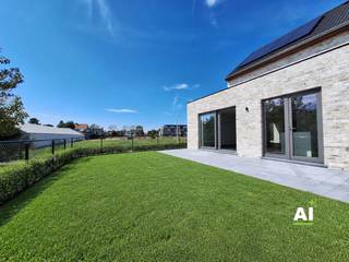 <span><span>Ontdek deze prachtige, instapklare <strong>nieuwbouwwoning </strong>in Diksmuide, waar modern wooncomfort en een doordachte indeling perfect samenkomen. Deze woning is volledig nieuw en werd nog nooit bewoond, waardoor u de allereerste bewoner kunt worden.<br /><br />Bij het betreden van de woning komt u terecht in een ruime <strong>inkomhal </strong>met <strong>gastentoilet</strong>. Van hieruit bereikt u de lichtrijke <strong>woonkamer</strong>, die dankzij de grote raampartijen een aangename leefruimte vormt met zicht op de tuin. Aansluitend bevindt zich de moderne <strong>keuken </strong>voorzien van alle toestellen. Verder beschikt de woning over een praktische <strong>garage </strong>met directe toegang tot de woning.<br /><br />Buiten geniet u van een mooie aangelegde <strong>tuin </strong>met aangenaam <strong>terras</strong>.<br /><br />Op de eerste verdieping geeft de <strong>nachthal </strong>toegang tot <strong>drie volwaardige slaapkamers</strong> en een stijlvolle <strong>badkamer</strong>, uitgerust met zowel een ligbad als een afzonderlijke douche. <br />Via een vaste trap bereikt u het <strong>zolderverdiep</strong>. Deze ruime zolder kan dienen als extra bergruimte of eventueel vierde slaapkamer (te bepalen in overleg met de verhuurder).<br /><br /><strong>Tijdelijk extra voordelig huren!</strong> Geniet de eerste maanden (tot 31 maart 2027) van een aantrekkelijke huurprijs van <strong>€1.050/maand</strong>.<strong> </strong>De tuin wordt volledig aangelegd en afgewerkt, waarna de huurprijs €1.175/maand bedraagt. <strong>Zo geniet je van een mooie, tijdelijke korting én binnenkort van een volledig afgewerkte tuin!</strong><br /><br />Bent u op zoek naar een energiezuinige, moderne en volledig nieuwe woning op een rustige ligging in Diksmuide? Dan is deze eigendom zeker een bezoek waard.</span></span>