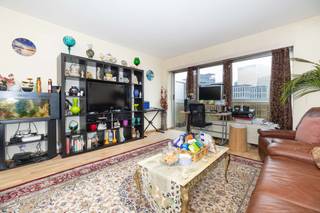 BRUSSEL Centrum – Op een steenworp afstand van het kanaal en het Yserplein ligt dit lichte appartement op de 12e en laatste verdieping van een goed onderhouden gebouw uit de jaren 80. Een adembenemend uitzicht over de stad en een zeldzame rust in het centrum: een echte stedelijke cocon. Met zijn ± 55 m² perfect ingedeelde oppervlakte biedt het pand een comfortabele slaapkamer en een lichte en luchtige leefruimte. Het echte pluspunt? Twee balkons op het zuiden, badend in het licht van 's ochtends tot 's avonds, om te genieten van een kopje koffie in de zon, een leeshoekje buiten of gewoon een vrij uitzicht over Brussel. Het appartement is in zeer goede staat, beschikt over een conforme elektriciteitsinstallatie en wordt verwarmd door een collectieve verwarmingsketel, wat comfort en beheersbare kosten garandeert. EPC: G. Een ideale pied-à-terre, een eerste aankoop of een veilige investering, in het hart van een dynamische wijk in volle ontwikkeling. Afmetingen zijn indicatief.