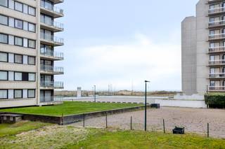 Zoekt u een volledig instapklare studio met een onovertroffen ligging? Ontdek dit pareltje langs de Dynastielaan, direct aan het strand, met een breed terras en spectaculair frontaal zeezicht! De studio is onmiddellijk instapklaar en is een ideale investering, aangezien het pand momenteel verhuurd is.<br />De indeling is optimaal benut:
<ul>
<li>Ruime woonkamer met eethoek en een op een erg subtiele manier geïntegreerde slaapruimte.</li>
<li>Aparte, gerieflijke keuken</li>
<li>Badkamer met inloopdouche, lavabo en toilet.</li>
<li>Breed terras dat u trakteert op een fenomenaal frontaal zeezicht! (Ideaal voor een tafel en ligstoelen).</li>
</ul>
Dit appartement is gelegen in een gebouw met geen grote gemeenschappelijke kosten, wat bijdraagt aan de aantrekkelijkheid als investering of tweede verblijf.<br /><br /><strong><u>TROEVEN:</u></strong>
<ul>
<li>Frontaal zeezicht en direct aan de zeedijk</li>
<li>Volledig instapklaar en onmiddellijk te betrekken</li>
<li>Breed terras met ruimte voor meubilair</li>
<li>Geen grote gemeenschappelijke kosten</li>
<li>Geïntegreerde slaapruimte en aparte, gerieflijke keuken</li>
</ul>