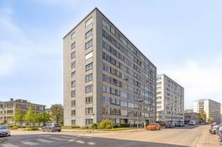 <p><span>Op wandelafstand van het prachtige Rivierenhof bevindt zich dit lichtrijke appartement op de 5de verdieping, waar je dagelijks kan genieten van een fenomenaal uitzicht over de wijde omgeving.Bij het appartement is verplicht een garagebox bij aan te kopen aan € 20.000.</span></p><p><span>Bij het betreden van het appartement kom je in een centrale inkomhall met ingemaakte kast die toegang biedt tot alle ruimtes.</span></p><p><span>De ruime living met grote raampartijen zorgt voor een overvloed aan natuurlijk licht en een open, aangenaam gevoel. Aansluitend vind je de keuken.</span></p><p><span>Het appartement beschikt over twee slaapkamers. De kleinere slaapkamer geeft toegang tot een gezellig terras war je in alle rust kan genieten van de zon en het uitzicht.</span></p><p><span>Verder is er een badkamer uitgerust met een douche. Het toilet is apart. </span></p><p><span>Extra opbergruimte is voorzien dankzij een praktische berging in het appartement en een privatieve kelderberging.</span></p><p><span>Kortom een ideaal appartement voor wie op zoek is naar comfort, licht en een uitstekende ligging nabij groen.</span></p><p><span> </span></p><p><span>Bijzonderheden</span><span>:</span></p><p><span>EPC Energielabel B - 164 kwh/(m² jaar)</span></p><p><span>Geen renovatieplicht</span></p><p><span>CV is gemeenschappelijk op gas</span></p><p><span>Er is overal dubbele beglazing met PVC kader (nieuw van 2024)</span></p><p><span>Vaste kosten: 935/kwartaal (inbegrepen: reservefonds, brandbeveiliging, camerabewaking, CV + warm water, schoonmaak, huisvuil, onderhoud tuin, water, syndicus, lift, minuterie gang, blokpolis)</span></p><p><span>P-score: B</span></p><p><span>G-score: A</span></p>