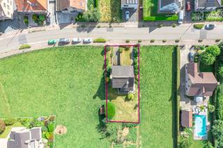 <p>Op een centrale ligging nabij het centrum van Dilbeek bevindt zich deze charmante villa met 3 slaapkamers, die dankzij haar ruime indeling, lichtrijke leefruimtes en groene omgeving een ideale gezinswoning vormt. De woning werd steeds goed onderhouden en kan met een lichte opfrissing volledig naar eigen smaak worden ingericht.</p><p>Via de ruime inkomhal met gastentoilet betreedt u de woning.<br />Van hieruit komt u in de aangename en lichtrijke leefruimte, die naadloos overgaat in de eetkamer. De ingerichte keuken biedt een mooi zicht op de tuin.<br />Buiten geniet u van een gezellig terras en een onderhoudsvriendelijke tuin met een prachtig uitzicht op het omliggende groen. De tuin is volledig omgeven door groen en biedt de nodige rust en privacy.</p><p>Op de eerste verdieping bevindt zich een nachthal die toegang geeft tot 3 volwaardige slaapkamers, een badkamer en een apart toilet.<br />Daarnaast is er nog een praktische stockagezolder aanwezig.<br />De woning is bovendien volledig onderkelderd en beschikt over een grote garage, een wasberging en verschillende opslagruimtes. Een extra troef is de rechtstreekse toegang vanuit de kelder naar de tuin.</p><p>De ligging is bijzonder gunstig: op korte afstand van het station van Dilbeek, winkels, scholen en openbaar vervoer, waardoor u geniet van een uitstekende bereikbaarheid en alle dagelijkse voorzieningen binnen handbereik heeft.</p><p>Mis deze unieke kans niet! Neem vandaag nog contact op en plan uw bezoek via de website van Living Stone. Wij verwelkomen u graag voor een persoonlijke rondleiding.</p>