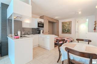 Welkom in dit moderne en intelligent ingerichte studio in het hart van Middelkerke. Dit compacte en efficiënt ontworpen pied-à-terre van 42 m² biedt het perfecte onderkomen voor wie houdt van strandnabijheid en stadsleven.Het appartement beschikt over een ruim en licht woongebied met open indeling, ideaal voor een jong beroepspubliek of investeerders. De geïntegreerde keuken is voorzien van gelijktijdige kwaliteitsapparatuur, terwijl de moderne woonruimte zich naadloos verbindt met een functioneel slaapgedeelte.Bijzonderheden zijn onder meer een volledig uitgeruste badkamer met inloopdouche en praktische opbergruimte. De compacte indeling maximaliseert elk vierkante centimeter zonder concessies aan comfort of functionaliteit.Dit appartement geniet van een uitstekende ligging op een levendige locatie met directe toegang tot winkels, restaurants en strandfaciliteiten. De grote ramen bieden groen licht en uitzicht op de drukke straat, wat karaktervol Middelkerke-levensgevoel weerspiegelt.Perfect voor wie een laagdrempelige, onderhoudsvriendelijke woning zoekt dicht bij zee met alles wat het stadscentrum te bieden heeft. Een ideale investering of permanente werkplek voor wie van kustleven droomt.