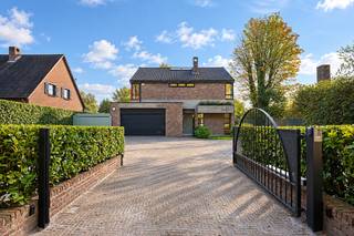 Uitzonderlijk goed onderhouden villa gelegen op wandelafstand van het centrum. <br /><br />gelijkvloers: inkomhal met apart gastentoilet , vestiaire en een toegangsdeur tot de inpandige garage, een living (voorzien van schuiframen naar het terras) met een gezellige "verzonken" zithoek voorzien van een houthaard. Verder een open keuken van alle (deels vernieuwde) toestellen. Naast de keuken bevindt zich nog een bureelruimte (of extra bergruimte).<br /><br />verdiep: master bedroom met aangenaam terras (ideaal voor een ochtend koffie) voorzien van maatwerkkasten en ensuite badkamer (Ligbad, toilet, douche en dubbele wastafel), via de overloop met veel lichtinval dankzij een lichtstraat toegang tot 2 slaapkamers (14m² - 11 m²) voorzien van een centrale douchekamer met wastafel. Verder nog een extra slaapkamer dewelke tevens toegang heeft tot het terras. <br /><br />Via de laddertrap bereiken we de 2 zolderkamers, optimaal voor extra bergruimte.<br /><br />De woning is voorzien van een ruime garage (30m² met 4,5m breedte) met wasruimte en een aparte cv ruimte. <br /><br />bijzonderheden: EPC B - conforme keuring elektriciteit - de woning is voorzien van mooi parketvloer (o.a. keuken voorzien van travertin vloer), vloerverwarming op het gelijkvloers, een carport, beel lichtinval en last but not least, een aangenaam buiten zwembad; een mooie tuin met volwassen hagen en aangelegd terras (voorzien van zonneluifels) voor een heerlijk zomers vakantie gevoel in 2027.