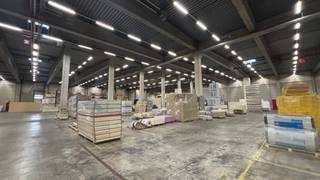 Op de BULO-site zijn verschillende mogelijkheden beschikbaar, met oppervlaktes variërend van 2.000 m² tot 6.000 m². De locatie is uitstekend bereikbaar via de E19 en biedt ruime parkeermogelijkheden.<br /><br />Het magazijn beschikt over drie laadkades. Daarnaast is er de mogelijkheid om het te verbinden met een aangrenzend magazijn van 4.000 m², dat is uitgerust met kantoren en drie extra sectionaalpoorten.