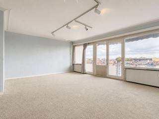 Ontdek dit ruime hoekappartement te koop in Anderlecht, gelegen op de 7e verdieping van een residentieel gebouw. Dankzij de hoge ligging en de open zichten geniet u hier van een uitzonderlijk gevoel van licht en ruimte. Een interessante opportuniteit voor wie op zoek is naar een eigendom met potentieel op een centrale locatie in Anderlecht.<br /><br />Dit appartement biedt een aangename indeling met een ruime leefruimte die baadt in natuurlijk licht dankzij de grote raampartijen. De keuken, badkamer en verdere afwerking bieden de mogelijkheid om het appartement volledig naar eigen smaak en stijl te renoveren. Verder beschikt de woonst over twee slaapkamers.<br /><br />Het zuidgeoriënteerde terras zonder inkijk vormt een absolute meerwaarde en laat u in alle rust genieten van het uitzicht. De garagebox is verplicht mee aan te kopen aan €25.000.<br /><br />De ligging in Anderlecht combineert een vlotte bereikbaarheid met de nabijheid van winkels, openbaar vervoer en dagelijkse faciliteiten. Dankzij de renovatiemogelijkheden en de sterke locatie vormt dit appartement een interessante investering of toekomstige gezinswoning.<br /><br />Het appartement is verhuurd.<br /><br />Neem vandaag nog contact op en plan uw bezoek in.<br /><br />Denk je eraan om je woning in Anderlecht te verkopen? Neem vrijblijvend contact op met Mathias van Immo Francois in Brussel voor een gratis schatting via meire@immofrancois.be.<br /><br />De getoonde inrichting is een AI-gegenereerde visualisatie ter illustratie.<br /><br />