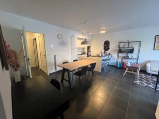 Zeer gunstig gelegen appartement op de 1ste verdieping, op een boogscheut van UZ Leuven en de Imec Tower. Inkomhal, wc, living met volledig ingerichte keuken met mooi aangrenzend terras (schaduw op het heetst van de dag) , 2 slaapkamers, ingerichte badkamer met douche en wc, zeer ruime berging met voorziening voor de wasmachine, kelder en garageplaats. Het appartement is instapklaar! Forfaitaire lasten € 100/maand. Beschikbaar vanaf 01/10/2026!