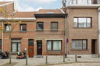 <p><span><span>In een centrale, doch rustige omgeving treffen we volgende eigendom in de Wielrijdersstraat te Hoboken. In de nabije omgeving vinden we parken, scholen, openbaar vervoer en verschillende winkels terug. Deze ruime op te frissen gezinswoning kan een pareltje worden. Grote werken zijn niet aan de orde: een gunstig EPC B, een elektrische installatie die voldoet aan de normen én een praktische indeling van de woning.</span></span></p><p><span><span> </span></span></p><p><span><strong><u>Grootste troeven:</u></strong></span></p><p><span><span>- Rustige straat</span></span></p><p><span><span>- EPC B</span></span></p><p><span><span>- Praktische indeling</span></span></p><p><span><span>- Mooie ruimtes</span></span></p><p><span><span>- Elektriciteit conform</span></span></p><p><span><span> </span></span></p><p><span><strong><u>Indeling:</u></strong></span></p><p><span><span>GLV: inkomhal (2m²), leefruimte (38m²), keuken (20m²), wasplaats (9m²), toilet (3m²), en stadstuin (20m²)</span></span></p><p><span><span>Tussenverdiep: polyvalente ruimte (14m²) en badkamer (11m²)</span></span></p><p><span><span>1ste verdieping: slpk 1 (20m²), slpk 2 (11m²)</span></span></p><p><span><span>2de verdieping: slpkr 3 (22m²) + berging (5m²)</span></span></p><p><span><span> </span></span></p><p><span><span> </span></span></p><p> </p><p><span><span> </span></span></p>