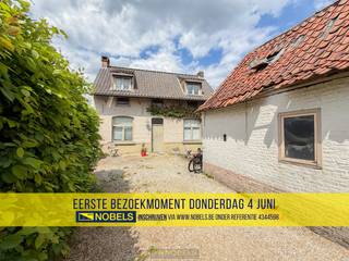 <span><span><strong>1ste bezoekdag donderdag 4 juni! Inschrijven kan via www.nobels.be onder referentienummer 4344598.</strong></span></span><br /><br />CHARMANTE GEZINSWONING met een RUIM WOONVOLUME van ca. 214 m², gelegen op een RUSTIGE en LANDELIJKE LIGGING te Welden (Oudenaarde). Deze eigendom combineert RUIMTE, CHARME en POTENTIEEL, en kan mits enkele MODERNISATIES uitgroeien tot de IDEALE GEZINSWONING. Dankzij de PRAKTISCHE INDELING en de AANGENAME BUITENRUIMTE geniet u hier van COMFORTABEL WONEN in een GROENE OMGEVING, terwijl het CENTRUM van Oudenaarde en ALLE VOORZIENINGEN VLOT BEREIKBAAR blijven.<br />De indeling gaat als volgt: via de inkomhal heeft u toegang tot 2 gelijkvloerse slaapkamers en de ruime leefruimte met open keuken. Aansluitend bevindt zich de badkamer met dressing. Op de verdieping vindt u een ruime open polyvalente ruimte met tal van mogelijkheden, ideaal als extra slaapkamers, hobbyruimte of bureau. Verder bevindt zich hier nog een apart toilet.<br />Buitenshuis beschikt deze eigendom over een ruime oprit, een praktisch bijgebouw, een terras en een aangename tuin, waar u in alle rust kan genieten van de landelijke omgeving.<br /><br />Adres: Reytstraat 177 te Welden (Oudenaarde)<br /><br />EPC: 420kWh/m², G-score A en P-score C, Renovatieverplichting van toepassing, Bestuursmaatregelen in het maatregelenregister: Neen