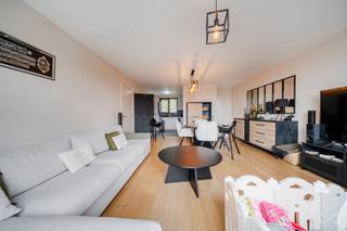 <p><span>🏡 </span><strong><span>JETTE – Licht 2-slaapkamerappartement met terras, kelder en parkeerplaats beschikbaar voor 25.000€ extra</span></strong></p>
<p><strong><span>Info &amp; Bezoeken:</span></strong><span> </span><span>bruxelles.ouest@weinvest.be</span><span> | 02 315 77 22 – </span>Snel te ontdekken!</p>
<p>Dit mooie appartement van ± 90 m² is ideaal gelegen vlak bij winkels, openbaar vervoer, Franstalige en Nederlandstalige scholen, groene zones, het Brugmannziekenhuis, het Koningin Astridplein (Spiegelplein) en de belangrijkste invalswegen. Het zal u overtuigen dankzij zijn ruime indeling, natuurlijke lichtinval en uitstekende algemene staat.</p>
<p>Gelegen op de 3de verdieping van een verzorgd gebouw uit 2008 met lift, beschikt het appartement over een ruime en lichtrijke woonkamer van meer dan 30 m² met directe toegang tot een aangenaam terras met open uitzicht. De keuken is volledig uitgerust en praktisch ingericht.</p>
<p>De inkomhal beschikt over een vestiaire met ingebouwde kast, een parlofoon en een apart toilet. De nachthal geeft toegang tot twee mooie slaapkamers, een ruime badkamer met ligbad, douche en dubbele wastafel, evenals een aparte en praktische wasruimte.</p>
<p>Technisch beschikt het appartement over een individuele gasketel, balansventilatie (dubbel ventilatiesysteem), houten ramen met dubbele beglazing (2008), halfmassief parket, een privatieve kelder, een gemeenschappelijke vuilnisruimte en een uitstekende EPC-score C – CO₂: 28 kg/(m².jaar) – 141 kWhEP/(m².jaar).</p>
<p>Een parkeerplaats is beschikbaar voor 25.000€ extra. Het appartement is momenteel verhuurd, waardoor het eveneens een interessante investeringsopportuniteit vormt.</p>
<p>Een comfortabel, lichtrijk en uitstekend gelegen appartement, ideaal voor zowel eigen bewoning als investering.</p>
