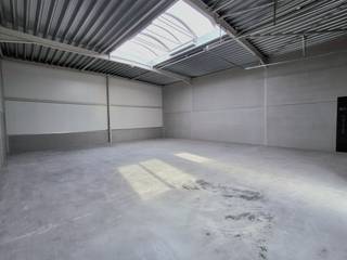 Op het gloednieuwe bedrijvenpark MG PARK ARSELA in Aarsele kan u deze kwalitatieve KMO-unit van ca. 174 m² terugvinden. Dankzij de centrale ligging is deze unit uitermate geschikt. Het park geniet een zichtlocatie langs de N35 (Tielt-Deinze) en ligt op amper 12 km van de E17 en E40. Brugge, Gent en Kortrijk zijn vlot bereikbaar.<br /><br />De unit is casco afgewerkt en opgebouwd uit een staalstructuur in combinatie met een betoplint en geïsoleerde sandwichpanelen. Er is een vrije hoogte van 5 meter en toegang via een automatische sectionale poort (4m breed x 4,2 m hoog). Er is eveneens een aparte toegangsdeur.<br /><br />Verder is er nog aanwezig: een lichtdoorlatend rookluik, geïsoleerd dak, regenwaterput van 5.000 liter, polybetonvloer en dak met draagkracht voor zonnepanelen (0,15 kN/m²).<br /><br />Er is ook een privatieve parkeerplaats inbegrepen, vlak voor de unit. Daarnaast is er ruime parkeergelegenheid achteraan de site.<br /><br />Indien u als huurder een sanitaire voorziening wenst, is dit in samenspraak met de verhuurder.<br /><br />Deze unit kan zowel voor opslag als productie/werkplaats gebruikt worden.<br /><br />Er wordt een maandelijkse provisie aangerekend voor de gemeenschappelijke kosten.<br /><br />Prijs: € 750/mnd excl. BTW<br /><br />PLUSPUNTEN:<br />* NIEUWBOUW<br />* RUIM<br />* LIGGING<br />* ELEKTRISCHE POORT<br />* PARKEERPLAATS VOORZIEN