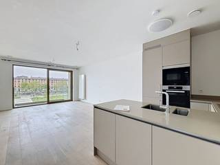 Bruxelles : Bel appartement de 2 chambres situé au 3ème étage face au site de Tour &amp; Taxis accessible par le pont Suzan Daniel.Placé le long du canal l’appartement bénéficie d’une vue imprenable sur le canal, accès très facile par les transports en commun et à distance de marche de la gare Nord et du métro station Yser (ligne 2 et 6).L'appartement se compose d'un hall d'entrée, d'un salon spacieux et d'une cuisine ouverte local technique/buanderie, une chambre avec salle de douche, une chambre avec salle de bains, wc séparé et une terrasse sud-ouest de 7M².La cuisine est full-équipée avec des matériaux de haute qualité (Miele, Siemens).Parking voiture inclusPEB : AIl y a une cave au sous-sol.Dans le bâtiment, vous trouverez également un local à vélos extérieur (situé sous le pont Suzan Daniel) et un local pour les poussettes.Charges communes provision: 150€ par mois( l'eau chaude &amp; chauffage incl.)