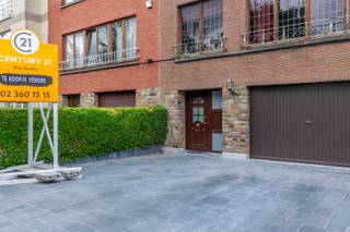 Een uitstekend gelegen te moderniseren opbrengsteigendom bestaande uit 2 appartementen, garage, kelders, oprit/parking en tuin. <br /><br />Op het gelijkvloers: inkomhal, ruime garage (52.00m²), 2 kelders, terras en tuin;<br />Appartement 1 (75m²): hal, living/leefruimte (30.00m²), keuken (6.30m²), 2 slaapkamers (15.00 / 9.25m²), douchekamer;<br />Appartement 2 (75m²): hal, living/leefruimte (30.00m²), keuken (6.30m²), 2 slaapkamers (15.00 / 9.25m²), douchekamer;<br /><br /><br />Buitenschrijnwerk hout enkel glas +rolluiken - 2x Individuele centrale verwarming aardgas (condensatieketel - Junkers)<br />Perceeloppervlakte: 1a 64ca - Kadastraal inkomen: 1.802 EUR<br />EPC: 312 Kwh/m² & 329 Kwh/m²<br /><br /> Stedenbouwkundige inlichtingen in aanvraag.