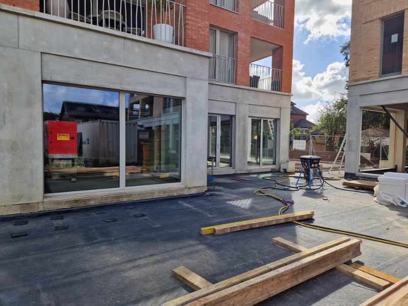 Centraal gelegen nieuwbouw handelsgelijkvloers (160m²) met gezellig terras (130m²) op een TOPlocatie! - foto 4