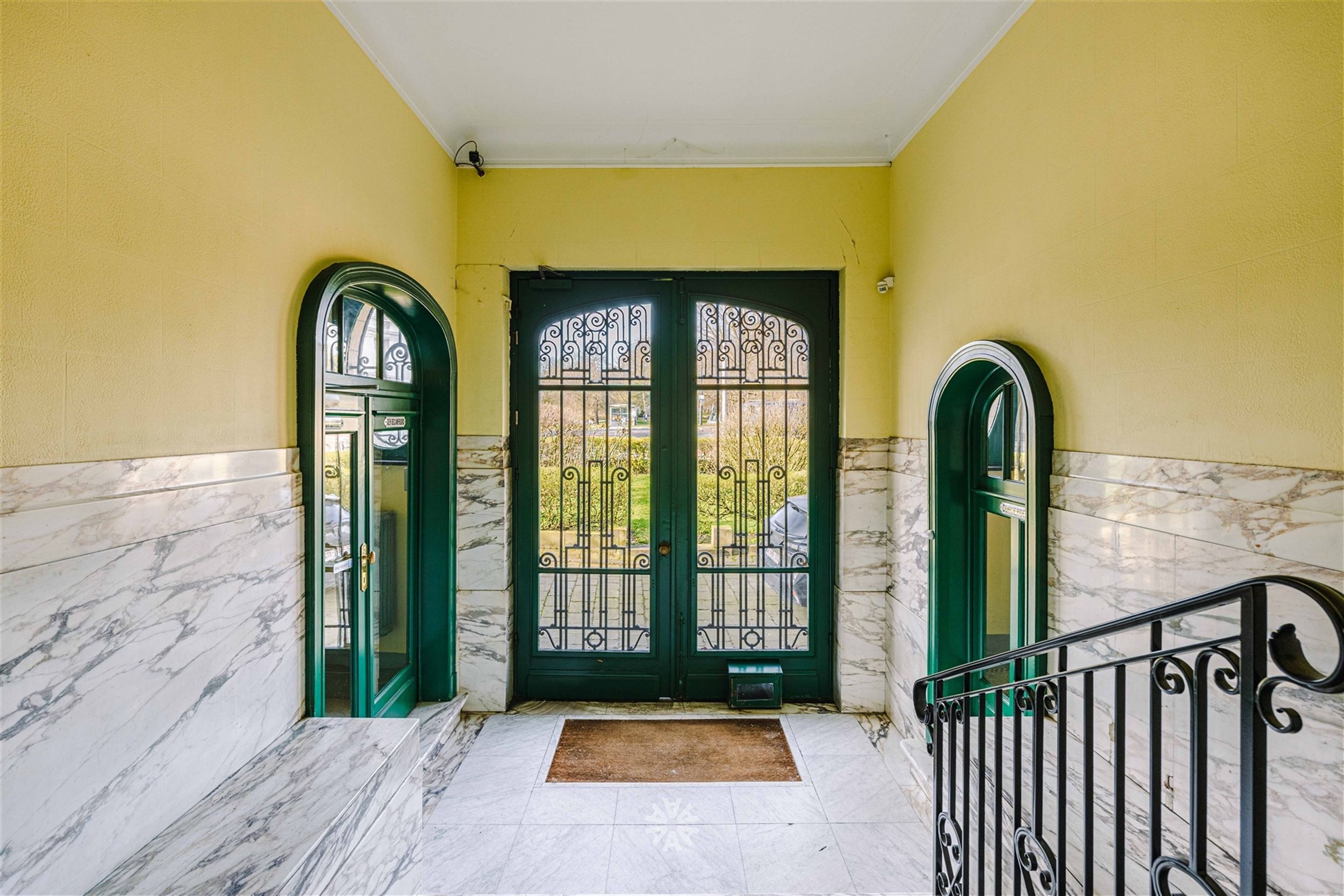 Karaktervol en ruim appartement in historisch gebouw met prachtig uitzicht over Citadelpark - foto 4