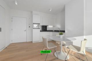 In het charmante De Haan presenteren wij u deze moderne en stijlvolle assistentiewoning, gelegen in het residentiële complex Golf by Zilverduin. Omgeven door een groen decor en op wandelafstand van zee en duinen, geniet u hier volop van rust, natuur én comfort.<br /><br />Het appartement beschikt over een volledig uitgeruste open keuken met keramische kookplaat, combi-oven, koelkast met diepvriesvak, vaatwasmachine en voldoende bergruimte. De ruime, lichtrijke woonkamer met grote ramen sluit naadloos aan op het zonnige terras, dat een prachtig open zicht biedt op de groene binnentuin.<br /><br />De woning telt één ruime slaapkamer en een uiterst toegankelijke badkamer, voorzien van een inloopdouche met opklapstoel, lavabo en toilet.<br /><br />Als bewoner geniet u bovendien van een waaier aan faciliteiten: een restaurant, bibliotheek, fitnessruimte, computerlokaal en fraai aangelegde tuinen. Dankzij de permanente oproep- en eerstehulpservice (24/7) woont u hier zelfstandig, maar steeds met een veilig gevoel.<br /><br />Bent U op zoek naar een prachtige assistentiewoning gelegen in oase van rust? Mis uw kans dan niet en plan uw bezoek alvast in!<br /><br />