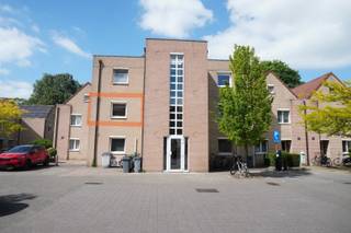 Deze gezellige studio van 30 m² bevindt zich op de eerste verdieping (bus 8). Bij het betreden kom je in de inkomhal, die toegang geeft tot...