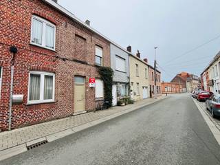 <p><strong>Instapklare starterswoning/investeringseigendom </strong>met 3 slaapkamers (4 mogelijk) op een perceel van 73 m² en een bewoonbare oppervlakte van 120 m² (volgens EPC). Gelegen op wandelafstand van station en centrum Roeselare, met vlotte verbinding naar E403, N32 en belangrijke invalswegen.</p>

<p><strong>Indeling</strong>: inkomhal, leefruimte met gashaard, geïnstalleerde keuken met eetplaats, gastentoilet en recent gerenoveerde badkamer met inloopdouche en tweede toilet. Op de verdiepingen bevinden zich 3 slaapkamers en een extra ruimte die kan dienen als vierde slaapkamer. Stadskoer (NO).<br /><br /><strong>Troeven:</strong></p>

<ul><li>EPC C </li><li>EK conform</li><li>asbestveilig</li><li>rolluiken </li><li>ideaal als starterswoning of investering.   </li></ul>
<br />Bezoeken enkel op afspraak.