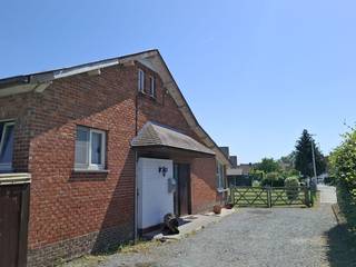 <strong>Veelzijdige eigendom met tal van mogelijkheden op een rustige locatie</strong><br />Op deze rustige ligging bevindt zich deze te renoveren woning op een ruim perceel met bijkomend bouwpotentieel. Voor het perceel werd reeds een stedenbouwkundig attest verkregen voor de opsplitsing in twee bouwloten, wat deze eigendom bijzonder interessant maakt voor zowel particulieren als investeerders.<br />Het perceel geniet bovendien van een uitstekende bereikbaarheid dankzij de toegang langs zowel de hoofdbaan als de Pastoor Pennestraat.<br />De bestaande woning omvat op het gelijkvloers een aparte keuken, een ruime woonkamer en badkamer. Op de tussenverdieping zijn er twee slaapkamer. Bovendien is er ook een kelder en zolder aanwezig. De woning vraagt een grondige renovatie, maar biedt tegelijkertijd de mogelijkheid om te kiezen voor afbraak en heropbouw, afhankelijk van uw woon- of investeringsplannen.<br />Daarnaast biedt het perceel interessante ontwikkelingsmogelijkheden. Na afbraak van de bestaande woning kan, mits het verkrijgen van de nodige vergunningen, een project met twee nieuwbouwwoningen worden gerealiseerd. Onder de geldende voorwaarden kan daarbij mogelijk gebruik worden gemaakt van het gunstige btw-tarief van 6% voor afbraak en heropbouw.<br />Of u nu op zoek bent naar een renovatieproject, een bouwgrond voor uw droomwoning of een interessante ontwikkelingsopportuniteit, deze eigendom biedt een uitzonderlijk potentieel.<br /><strong>Interesse?</strong> Neem gerust contact op voor meer informatie of een bezoek ter plaatse. Wij lichten de mogelijkheden graag verder toe.<br /><br />Stedenbouwkundige info: Wug - gvv - gmo - Gvkr - Gvg<br /> 