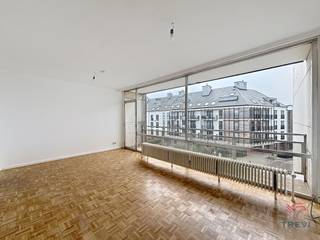 LAEKEN, dicht bij alle voorzieningen, pas gerenoveerd studio-appartement van ± 45m². Het is als volgt samengesteld: inkomhal, woonkamer van ±...
