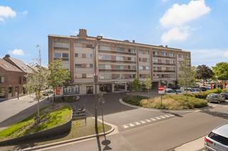 <p>Hartelijk welkom in Bree. Het romantische stadscentrum met haar historische gebouwen bruist van het leven. Je vindt er een kwaliteitsvol winkelaanbod, leuke terrasjes en brasserieën maar ook bekende winkelketens, vele supermarkten en een groot sport- en vrijetijdsaanbod.</p>

<p><br />Het appartement beschikt over 3 slaapkamers, 1 badkamer en keuken. In de kelder is er een parkeerplaats en een kelderberging die bij het appartement horen. Supermarkten, winkels en horecagelegenheden liggen op wandelafstand van het pand. Vanaf de vierde verdieping heeft u een aangenaam uitzicht over de Bree'se skyline. </p>

<p>Het appartementsgebouw beschikt over een lift die vanuit de kelder tot iedere verdieping gaat. </p>

<p><br /><strong>Enkele troeven:</strong></p>

<ul><li><strong>Locatie:</strong> Aangenaam vertoeven in het centrum van Bree, voldoende parkeermogelijkheden voor het appartementsgebouw en alle dagdagelijkse benodigdheden op wandelafstand.</li></ul>

<ul><li><strong>Instapklaar</strong>: met een conforme elektrische keuring en een gunstig EPC-label kan je als koper het appartement direct inrichten naar jouw smaak.</li><li><strong>Lift:</strong> Zowel het appartement als kelder zijn met lift bereikbaar.</li></ul>

<p><br />Wil je graag in Bree (blijven) wonen? Vraag je bezichtiging aan via 089 46 48 63 of impact@era.be. Khaz helpt je graag verder.</p>