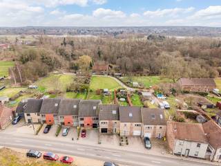 Deze mooie woning waarvan de tuin deels gelegen is in en grenst aan natuurgebied werd gebouwd in 2002. Het einde van de tuin waar men een uitweg...