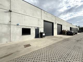 Deze kwalitatieve nieuwbouw KMO-unit van 234 m² is uitstekend gelegen te Sint-Gillis-Waas en biedt tal van mogelijkheden voor opslag, atelier, productie of andere professionele activiteiten.<br /><br />De geïsoleerde bedrijfsunit is opgebouwd uit een duurzame staalstructuur met betonpanelen en geniet van een hoogwaardige afwerking. Dankzij de vrije hoogte van maar liefst 6,15 meter en de ruime sectionaalpoort (4,5 m breed x 4,5 m hoog) is de unit optimaal toegankelijk voor diverse bedrijfsactiviteiten.<br /><br />De unit is verder uitgerust met een gepolierde betonvloer, een steeldeck dak, LED-verlichting, branddetectiesysteem en een elektrische aansluiting van 16A – 3-fasig 400V. Daarnaast is een sanitaire unit met toilet, lavabo en douche inbegrepen.<br /><br /><u><strong>Extra info:</strong></u>
<ul>
<li>Sectionaalpoort met aparte toegangsdeur</li>
<li>Raampartij voor extra lichtinval</li>
<li>Vrije hoogte van 6,15 meter</li>
<li>3.000 liter regenwaterpu</li>
<li>Hoogwaardige en duurzame afwerking</li>
<li>Vlot bereikbaar</li>
</ul>
Een ideale bedrijfsruimte voor ondernemers die op zoek zijn naar een moderne, functionele en strategisch gelegen KMO-unit.<br /><br />Bezoek mogelijk op afspraak.