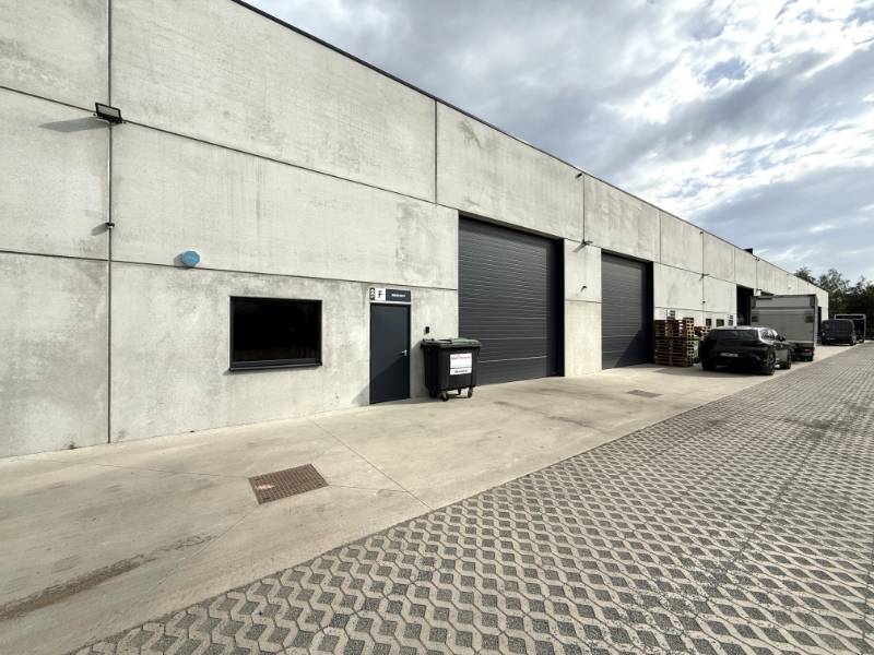 Recente KMO-unit van 234 m² met 2 privatieve parkeerplaatsen - photo 2