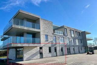 <div><strong>Appartement 0.01 – Instapklaar gelijkvloers wonen in Klaverstuk 24</strong></div>
<br />Ontdek dit prachtige gelijkvloerse appartement in het exclusieve nieuwbouwproject Klaverstuk 24 te Zedelgem.<br /><br />Met een slimme indeling, hoogwaardige afwerking en een ideale ligging is dit appartement dé perfecte thuisbasis.
<h4><br /><strong>K<strong>enmerken van appartement 0.01</strong></strong></h4>

<ul>
	<li>* <strong>Bewoonbare oppervlakte:</strong> 86 m²</li>
	<li>* <strong>Ruime inkomhal</strong> met vestiaire en apart gastentoilet.</li>
	<li>* <strong>2 slaapkamers</strong>: ideaal voor gezinnen, koppels of als extra werkruimte.</li>
	<li>* Stijlvolle badkamer met <strong>dubbel meubel, inloopdouche en bad</strong>.</li>
	<li>* <strong>Lichtrijke leefruimte</strong> dankzij grote raampartijen, verbonden met een moderne open keuken.</li>
	<li>* Een <strong>gezellig terras </strong>van 6 m², perfect om buiten te ontspannen.</li>
	<li>* Inclusief <strong>ondergrondse parkeerplaats </strong>en <strong>fietsenberging</strong>.</li>
</ul>

<h4><strong>Duurzaam en instapklaar</strong></h4>
Dit appartement is voorzien van:

<ul>
	<li>* Vloerverwarming voor een optimaal wooncomfort.</li>
	<li>* Een warmtepomp en zonnepanelen voor duurzame en energiezuinige oplossingen.</li>
	<li>* Een uitzonderlijk laag E-peil van 30, waardoor u geniet van vrijstelling van de onroerende voorheffing.</li>
</ul>

<h4><strong>Toplocatie in Zedelgem</strong></h4>
Wonen in <strong>Klaverstuk 24</strong> betekent genieten van een rustige omgeving met een vlotte verbinding naar winkels, scholen en openbaar vervoer.<br /><br />Grijp deze kans om te wonen in een appartement dat stijl, comfort en duurzaamheid combineert.<br />Contacteer ons vandaag voor meer informatie of een bezoek.<br /><br /><strong>Uw nieuwe thuis wacht op u!</strong><br /><br /><strong>051 21 11 11 of matias@imfiro.be</strong>