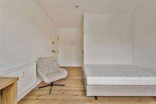 <p>***alle informatie op www.connect-immo.be***<br /><br />Deze residentie is gelegen aan de Leuvense stadsrand, namelijk op de Geldenaaksebaan! Deze locatie biedt zowel voor studerende jongeren in Leuven, Heverlee én Brussel een goede uitvalsbasis. <br /><br />Niet alleen de rustige omgeving is een troef maar ook de faciliteiten in de nabijheid zijn mooi meegenomen. Zo kan je er het openbaar vervoer vinden op enkele meters van het gebouw. Supermarkten, printshops, apotheek… op wandel/ fietsafstand. Het verlengde van de straat geeft uit op Sportoase waar je als student kan deelnemen aan groepslessen of gewoonweg kan ontspannen. Abdij Van Park is een Norbertijenabdij gelegen aan Leuvense bossen en is de ideale uitvalsbasis voor studenten die naast het studeren wensen te ontspannen. Je geniet er als het ware van de natuur en dit op een boogscheut van Leuven. Men kan hier echt wel spreken van een verborgen parel. <br /><br />Residentie César is een vernieuwbouwproject en werd opgeleverd in oktober 2024. De renovatie werd uitgevoerd met aandacht voor detail, afwerking en kwaliteitsvolle materiaalkeuze. Ook voldoet het gebouw aan de gevraagde strenge energiezuinigheidsnormen van 2024. De entiteiten zijn kamers eigen sanitair en een studio, dewelke volledig bemeubeld aangeboden worden. Ook beschikken enkele units over een privatief terras, als dat niet geweldig is! Bovendien is er een inpandige fietsenstalling en een gemeenschappelijke keuken met terras en tuin aanwezig zodat bewoners samen kunnen kokerellen!<br /><br />Interesse? Vraag je brochure op en plan uw bezoek in met onze Expert Investeringsvastgoed: Jacky@connect-immo.be of 0495 53 46 49<br /><br />EPC: 94 kWh/(m2jaar) - 3150724<br />Verkoop onder het registratiestelsel <br />Wg, Gdv, Gvkr, Gvv</p>