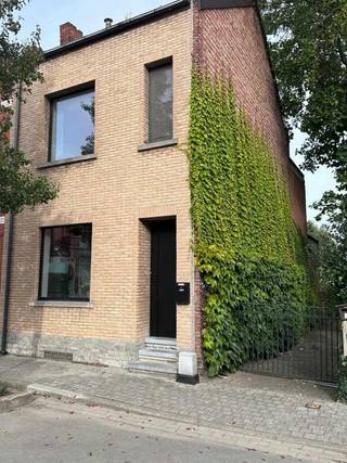 Instapklare gezinswoning met tuin in Mechelen<br /><br />Recent gerenoveerde gezinswoning met moderne uitstraling en industriële accenten.<br />Een woning die comfort en functionaliteit combineert voor een hedendaags gezinsleven.<br /><br />Je komt binnen via een ruime inkomhal met gastentoilet. Op het gelijkvloers geniet je van een open leefruimte waar het salon naadloos overgaat in de stijlvolle leefkeuken, uitgerust met moderne apparatuur en kwaliteitsvolle afwerkingen. Het open concept zorgt voor een aangenaam gevoel van ruimte en verbondenheid. Het grote raam biedt een mooi zicht op de gezellige tuin en het omliggende groen.<br /><br />Op de eerste verdieping bevinden zich twee ruime slaapkamers. De hoofdslaapkamer beschikt over een eigen dressing en biedt uitzicht op de tuin. De tweede slaapkamer is eveneens lichtrijk en royaal bemeten.<br /><br />De badkamer is uitgerust met zowel douche als ligbad.<br /><br />De zolder, bereikbaar via een vaste trap, is een extra troef en biedt tal van mogelijkheden: een derde slaapkamer, bureau, speelkamer of hobbyruimte.<br /><br />Elektriciteit conform en voorzien van domotica voor extra comfort en gebruiksgemak.<br /><br />Uitstekende ligging nabij winkels en scholen. Het station Mechelen-Nekkerspoel bereik je te voet in slechts 10 minuten.<br /><br />In de straat is er voldoende parkeergelegenheid voorzien.<br />