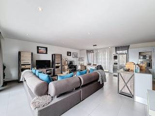 In de Klaverstraat 28 te Veurne vinden we deze prachtige woning met 3 slaapkamers, terras en garage (optioneel). Gelegen in het centrum van Veurne, op wandelafstand van de Grote Markt, openbaar vervoer, winkels, etc.INDELING:> Gelijkvloers:- Inkom;- Garage (optioneel).> Eerste verdieping:- Ruime leefruimte met veel lichtinval en uitzicht op het terras;- Zonnig terras ;- Open keuken met alle nodige apparaten;- Berging met aansluiting voor de wasmachine;- Gastentoilet.> Tweede verdieping:- Nachthal;- Slaapkamer 1 ;- Slaapkamer 2 ;- Slaapkamer 3 ;- Badkamer met douche, bad en wasmeubel;- Apart toilet.TROEVEN:- TOPlocatie (centrum Veurne, alles op wandelafstand);- Energiezuinig (EPC B!);- Veel natuurlijk lichtinval;- Ruime slaapkamers.De garage is optioneel en kan worden bij gehuurd voor €70,-/maand.Beschikbaar vanaf 01/06/2025.Bent u geïnteresseerd in deze eigendom te huur in Veurne? Ga naar de website www.dewaele.com, klik op het pand dat u wenst te huren. Via de rode knop "vraag je bezoek aan", vragen we u kort een profiel in te vullen. Daarna nemen we contact op voor een bezoek. Telefonisch kunnen er geen afspraken gemaakt worden.