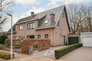 Deze verzorgde halfopen bebouwing uit 1972 werd doorheen de jaren met oog voor comfort en functionaliteit vernieuwd, en biedt vandaag een...