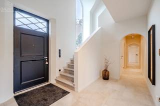 Een plek waar je vanaf het eerste moment thuiskomtAan de Kantonbaan in Ranst vindt u deze vrijstaande villa op een prachtig perceel van 3.126 m²,...