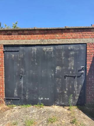 Op zoek naar een veilige parkeerplaats of extra opslagruimte in Kessel-Lo?<br /><br />Deze garagebox nr. 19 is gelegen aan de Jeugdstraat, op een gunstige locatie. De garage beschikt over een oppervlakte van circa 15 m² en maakt deel uit van een garagecomplex met gemeenschappelijke manoeuvreerruimte en toegangsweg.<br /><br />De box is vlot bereikbaar via de Jeugdstraat en biedt plaats voor een wagen, fietsen, motorfietsen of opslag van persoonlijk materiaal.<br />Neem contact op met Sven op het nummer 0486/400905 of sven@immogve.be