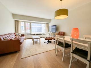 Dit lichtrijke appartement is perfect gelegen nabij de Lippenslaan en op wandelafstand van het strand van Knokke. <br /><br />De ruime leefruimte met open keuken geniet van veel natuurlijke lichtinval. Met twee volwaardige slaapkamers, waarvan één met <br />toegang tot het terras, biedt deze eigendom optimaal comfort. De stijlvolle douchekamer en praktische berging zorgen voor extra gemak. <br />Bovendien is er een fietsenberging in het gebouw.<br /><br /><span>Mogelijkheid tot aankoop van een autostaanplaats/garagebox in de nabije omgeving!<br /><br />Maatregelenregister in aanvraag.</span> <br /><br />Aarzel niet om ons te contacteren voor meer informatie: tel. : 050 62 44 14 of via knokke@immax.be