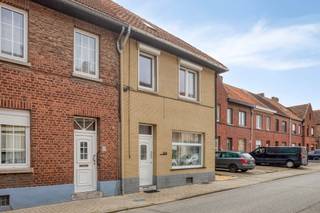 Grotendeels gerenoveerde halfopen woning met 3 slaapkamers aan de rand van TienenAan de rand van de stad Tienen, op fietsafstand van het centrum en...