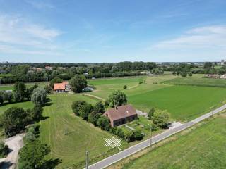 Deze ruime op te frissen woning van ca. 250 m² bevindt zich op een aantrekkelijke locatie op fietsafstand van het centrum van Zulte en Deinze. Het perceel van 3.355 m² ligt in een zeer rustige wijk en wordt omringd door velden, wat voor veel privacy en rust zorgt. <br /><br />Bij het binnenkomen vindt u een ruime inkomhal die directe toegang biedt tot zowat elke ruimte van de woning. De lichtrijke leefruimte die verbinding geeft naar het buitenterras en de tuin sluit aan op de keuken. Nabij de keuken bevindt zich een praktische berging en een rechtstreekse toegang naar een wasplaats die ook bereikbaar is via de achterdeur. Verder bevinden zich op het gelijkvloers nog twee slaapkamers, een badkamer, een toilet en een ruime inpandige garage.<br /><br />De eerste verdieping is uitgerust met een royale ruimte die gebruikt kan worden als hobbyruimte of slaapkamer, een tussenruimte die kan dienen als dressing met aparte berging en een volwaardige kamer.<br /><br />De tuin, die volledig omgeven wordt door groen, biedt een oase aan rust. Aangrenzend achter de tuin ligt een ruime weide van ca. 2000 m², waardoor er unieke ruimtes ontstaan. Naast de inpandige garage bevindt er zich ook nog een carport.<br /><br />Deze woning beschikt over een EPC-label D, waardoor er geen renovatieverplichting van toepassing is. Ideaal voor een gezin dat op zoek is naar een ruime woning die naar eigen smaak kan worden opgefrist in een rustige, landelijke omgeving.<br /><br />EPC D / CV op aardgas / EK: niet-conform / Niet-asbestveilig<br /><br /><strong>Benieuwd naar deze ruime woning met groene en rustige ligging in Zulte? Een vrijblijvende afspraak kan via michiel@landbergh.be of 09 278 78 79.</strong>