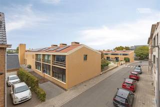 <p><span> </span></p><p><span> </span></p><p><span>Welkom in deze recente woning in Machelen, een prachtig gezinshuis dat moderne comfort met praktische indeling combineert. Deze fijne woning beschikt over +/- 110m² aan woonoppervlak, perfect voor een gezin dat kwaliteit en ruimte zoekt.</span></p><p><span> </span></p><p><span>Centraal gelegen naast het gemeentehuis van Machelen de woning is dichtbij alle faciliteiten met bushaltes op 100 m, scholen, supermarkten, de Ring van Brussel,...</span></p><p><span> </span></p><p><span>De moderne indeling zorgt voor optimale benutting van elke vierkante meter. De lichte woonkamer op de eerste verdieping is verlengd met een ruim terras en nodigt uit tot gezelligheid en ontspanning, terwijl de goed uitgeruste keuken het hart vormt van het dagelijks leven. Het huis biedt drie comfortabele slaapkamers op het gelijkvloers en de badkamer alsook een aparte wasruimte en ene berging onder de trap.</span></p><p><span> </span></p><p><span>De tuin vooraan biedt heerlijke speelgelegenheid voor kinderen en is ideaal voor het organiseren van familiebijeenkomsten. </span></p><p><span> </span></p><p><span>De woning geniet van een EPC A mede dankzij de zonnepanelen en de centrale verwarming op gas.</span></p><p><span>Een ondergrondse staanplaats is tevens inclusief in de verkoopprijs alsook de waterverzachter.</span></p><p><span> </span></p><p><span> </span></p><p><span>Dit is uw kans om een fijne gezinswoning te vinden waar u gelukkig kunt zijn. De combinatie van comfortabele binnenruimte, moderne voorzieningen en een prachtige tuin maakt dit eigendom een ideale keuze voor iedereen die op zoek is naar een aangename en praktische woonlocatie in Machelen.</span></p>