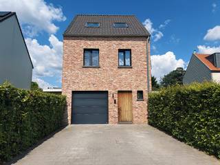 Ontdek deze moderne en energiezuinige gezinswoning, gebouwd in 2018, met een bewoonbare oppervlakte van 208 m² op een perceel van 302 m². Deze uitstekend onderhouden woning beschikt over vier ruime slaapkamers, twee volledig uitgeruste badkamers en is hoogwaardig afgewerkt doorheen de hele woning.<br /><br />De woning werd ontworpen met maximaal comfort en gebruiksgemak in gedachten en is uitgerust met vloerverwarming op alle verdiepingen, elektrische gordijnen en een volledig geïntegreerd domoticasysteem dat eenvoudig via uw smartphone kan worden bediend. Daarnaast beschikt de woning over een ventilatiesysteem D voor een optimaal binnenklimaat, een regenwaterput en een laadpaal voor een elektrische wagen, waardoor ze helemaal klaar is voor de toekomst. Dit resulteert in een uitstekende EPC-score B (113kWh/m2) die de energiezuinigheid van deze woning bevestigt.<br /><br />Op het gelijkvloers komt u binnen via een inkomhal met gastentoilet die toegang geeft tot een lichtrijke leefruimte met ramen van vloer tot plafond en een volledig uitgeruste open keuken. Buiten geniet u van een zonnig terras met uitzicht op de fraai aangelegde, privé tuin met gazon en volwassen beplanting, ideaal om te ontspannen of gezellig buiten te tafelen.<br /><br />De ruime master bedroom beschikt over een praktische walk-in dressing, terwijl de overige slaapkamers voldoende plaats bieden voor kinderen, gasten en een thuisbureau. Deze aantrekkelijke woning met drie verdiepingen beschikt bovendien over twee volledig uitgeruste badkamers, twee extra bergingen, een garage en een privé oprit met plaats voor twee wagens.<br /><br />Gelegen in de gegeerde residentiële wijk Koningshof in de rustige en groene Schotenhofdreef, geniet deze woning van een uitstekende ligging op wandelafstand van supermarkten, speeltuinen, scholen en andere dagelijkse voorzieningen. Dankzij de hedendaagse architectuur, hoogwaardige afwerking, slimme domotica en toplocatie is deze instapklare woning een uitzonderlijke kans voor gezinnen die op zoe
