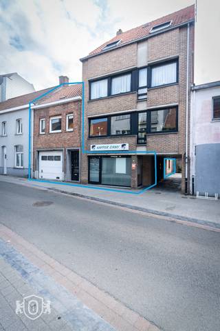 Centraal gelegen pand in het hart van Gistel, bestaande uit de fusie van een gelijkvloers appartement en de naastgelegen tussenwoning. Dankzij de uitstekende ligging is dit pand ideaal voor wie wonen en werken wil combineren, maar ook interessant als investering.<br /><br />Een veelzijdig pand met tal van mogelijkheden, gelegen op een commerciële en goed bereikbare locatie.<br /><br />Het gelijkvloers verdeelt zich in:<br />* Inkomhal met vestiaire en gastentoilet<br />* Leefruimte met zitkamer<br />* Eetkamer met aanpalende woonkeuken<br />* Badkamer (wastafel / ligbad met douchefunctie)<br />* Veranda met toegang tot de tuin<br />* Wasruimte<br />* Handelsruimte met 2 extra bergingen<br />* Tweede inkomhal via huisnummer 41<br />* Garage met elektrische poort<br /><br />De 1ste verdieping herbergt:<br />* 2 slaapkamers<br />* Dressing (slaapkamer)<br /><br />* De 2de verdieping omvat nog een slaapkamer<br /><br />EXTRA TROEVEN: Meerdere bestemmingsmogelijkheden / Woon- en werkcombinatie mogelijk / Inclusief garage in centrum / ...<br /><br />Stedelijke Inlichtingen in aanvraag.