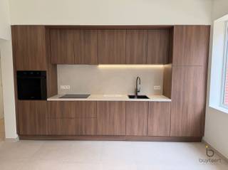 <p><span>Dit gerenoveerde gelijkvloers appartement combineert comfort, licht en een moderne uitstraling in de Tentoonstellingswijk, De Singel.</span></p><p><span>Het appartement heeft een aangename oppervlakte van 67 m² en geniet dankzij de grote raampartijen van veel natuurlijke lichtinval. Alles werd met oog voor detail vernieuwd, waardoor het appartement volledig instapklaar is.</span></p><p><span>De stijlvolle leefruimte sluit mooi aan op de moderne, volledig uitgeruste keuken, die een echte blikvanger vormt. Het geheel wordt afgewerkt met een elegante beige tegelvloer, die zorgt voor een warme en tijdloze sfeer doorheen het appartement.</span></p><p><span>Verder beschikt het appartement over twee slaapkamers en een smaakvol vernieuwde badkamer met een comfortabele inloopdouche.</span></p><p><span>Ook energetisch zit je goed: er wordt een nieuw EPC met label B voorzien.</span></p><p><span>De ligging is bijzonder praktisch. Je woont vlak bij een mooi park, met een bakker, apotheek en andere voorzieningen op korte afstand. Dankzij de nabijheid van belangrijke invalswegen zijn ook de rest van Antwerpen en de omliggende gemeenten vlot bereikbaar.</span></p><p><span>Een uitstekend gerenoveerd appartement voor wie op zoek is naar comfort, een moderne afwerking, veel licht en een gunstige ligging. Absoluut de moeite waard om te ontdekken!</span></p><p><span> </span></p><p><span>Vaste kosten bedragen €75 p/mnd + €15 voorschot op de CV ketel.</span></p><p><span> </span></p><p><span>Onmiddellijk beschikbaar.</span></p><p><span> </span></p>